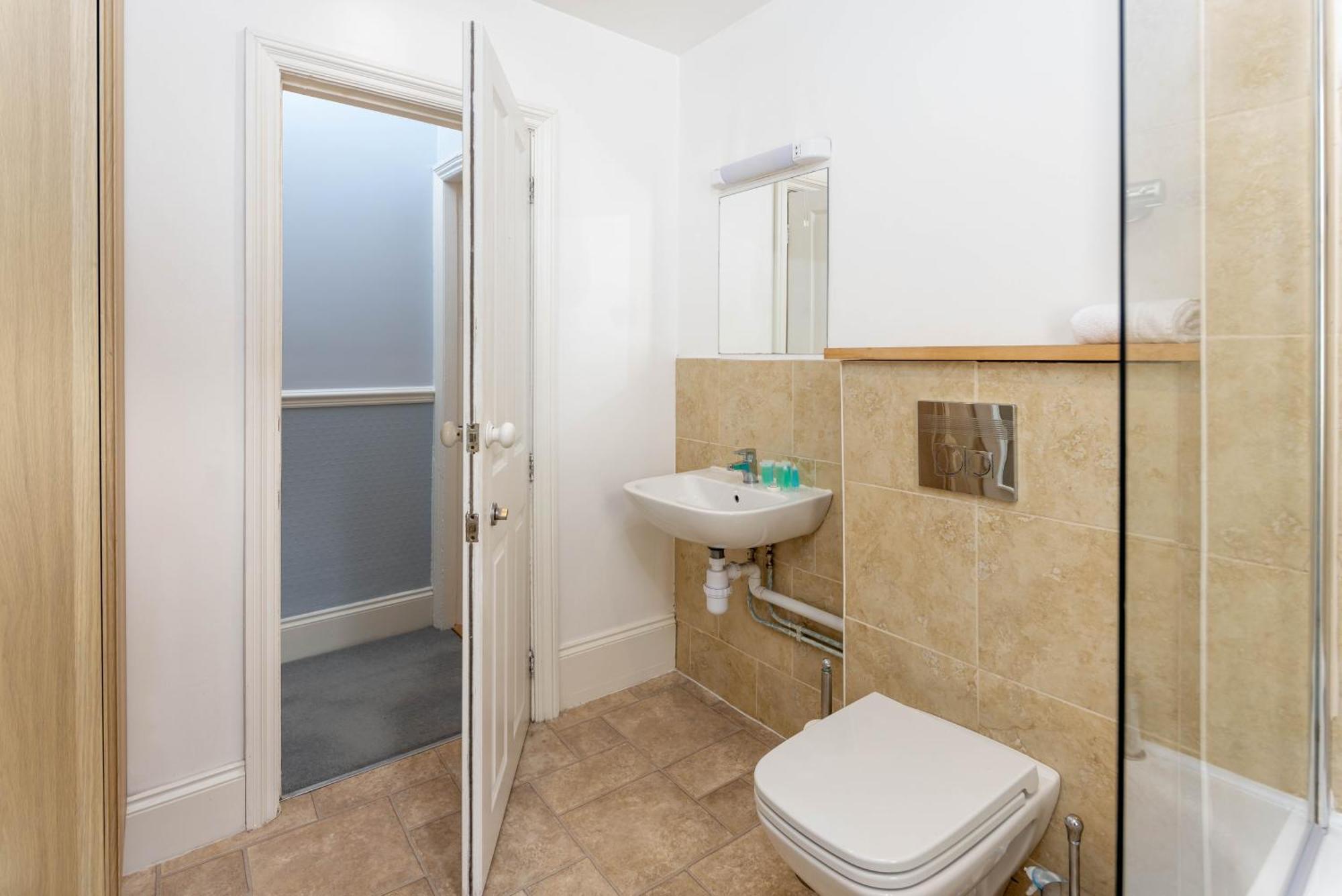 Air Host & Stay - Rockfield House - Sleeps 8 リヴァプール エクステリア 写真
